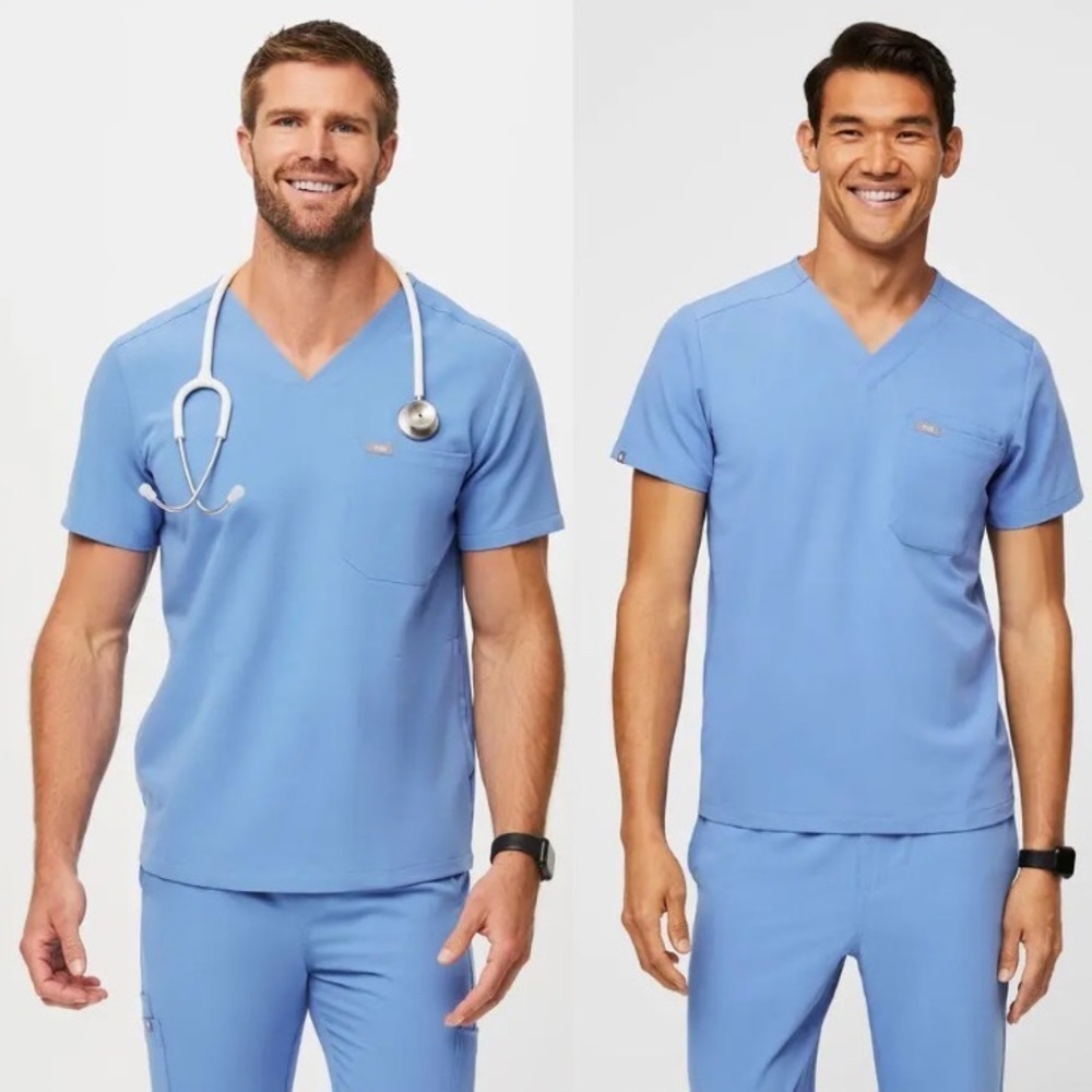 BUNDLE Figs Men’s Leon & Chisec Three Pocket Scrub Top size medium in Ceil Blue